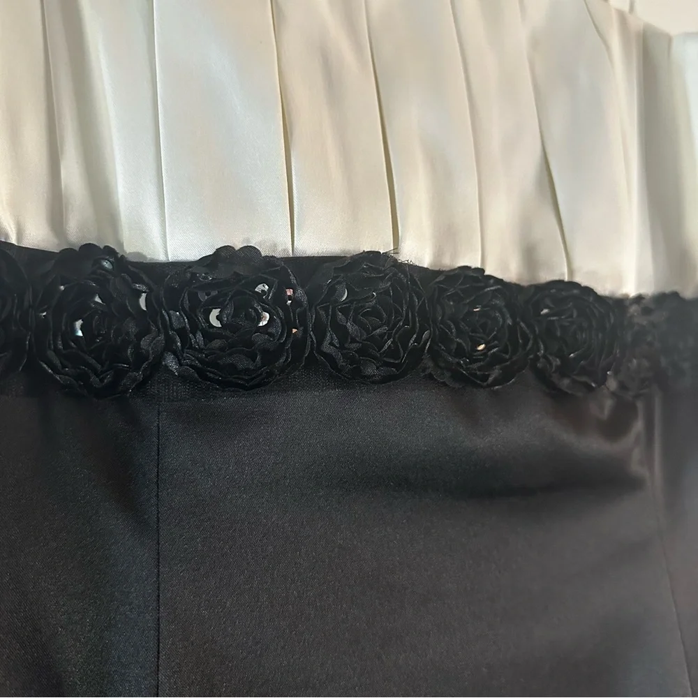 JS Collections Black & White Pleated Bodice Formal Gown Women’s Size 4 - Picture 3 of 16
